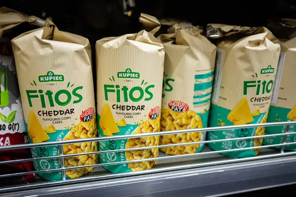 Lviv, Ukrayna - 25 Mart 2025: Süpermarket rafında birden fazla paket Kupiec Fitos çedar aromalı mısır keki