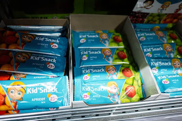 Lviv, Ukrayna - 25 Mart 2025: Kayısı ve elma aromalı Kid 'Snack barları perakende satış mağazasında sergilendi