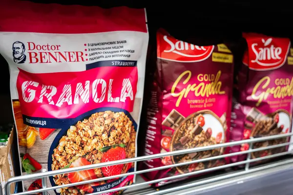 Lviv, Ukrayna - 25 Mart 2025: Dr. Benner ve Sante markalarının yer aldığı bir mağaza rafında granola ambalajı sergileniyor.