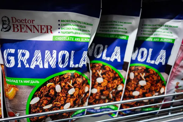 Lviv, Ukrayna - 25 Mart 2025: Süpermarkette sergilenen Dr. Benner çikolatalı badem aromalı granola paketi.