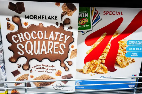 Lviv, Ukrayna - 25 Mart 2025: Mornflake Chocolatey Squares ve Special K 'nin yer aldığı iki mısır gevreği kutusu.
