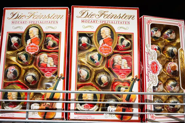 Lviv, Ukrayna - 25 Mart 2025: Reber Mozart çikolatalarıyla dolu dekoratif kutular