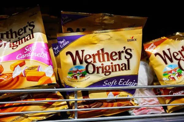 Lviv, Ukrayna - 25 Mart 2025: Werther 'in Orijinal yumuşak karamelleri ve eklerleri bir mağazada satılık