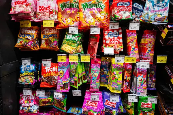 Lviv, Ukrayna - 25 Mart 2025: Parlak ışıkların altındaki bir mağaza rafında çeşitli şeker markaları sergileniyor.