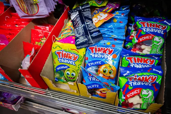 Lviv, Ukrayna - 25 Mart 2025: Perakende mağazalarında renkli renkli Tinky Seyahat şeker paketlerinin çeşitliliği