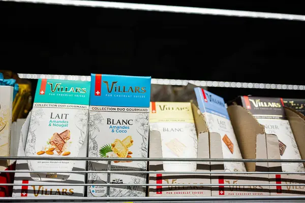 Lviv, Ukrayna - 25 Mart 2025: Villars 'ın çeşitli aromalı İsviçre çikolataları perakende rafına yerleştirildi.