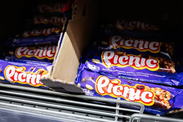 Lviv, Ukrayna - 25 Mart 2025: Renkli Piknik çikolataları bir mağazanın içindeki vitrin kutusuna yerleştirilmiş.
