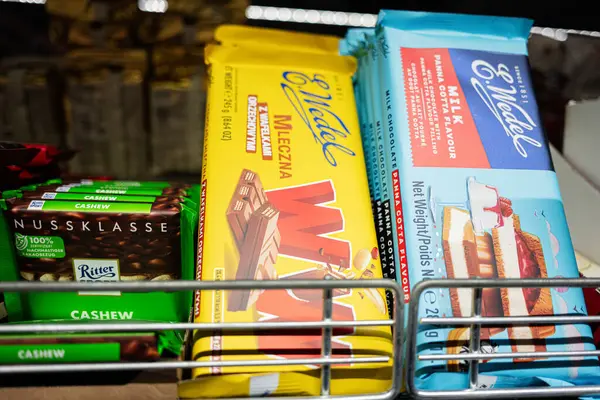 Lviv, Ukrayna - 25 Mart 2025: Ritter ve E.Wedel markalarının yer aldığı çeşitli çikolatalar.