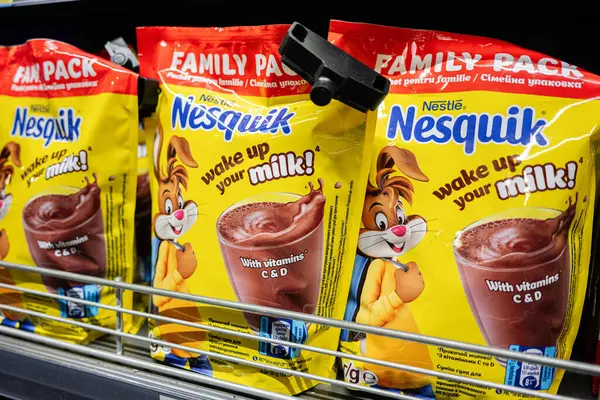 Lviv, Ukrayna - 25 Mart 2025: Nesquik çikolata tozu aile büyüklüğünde paketler bir mağaza rafında sergileniyor.