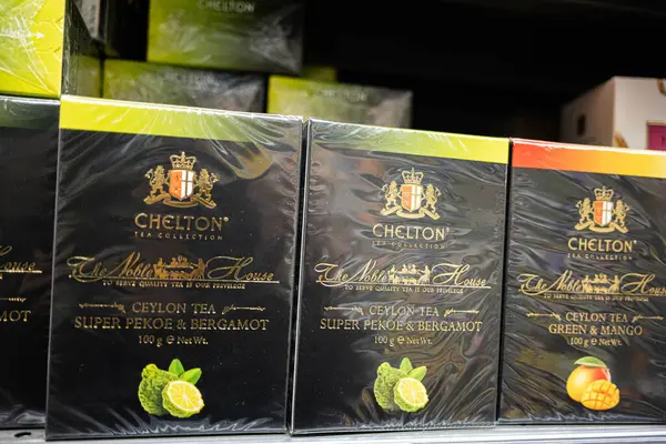 Lviv, Ukrayna - 25 Mart 2025: Chelton Seylan çayı bergamot ve mango aromalı ve zarif paketler halinde sergilenmektedir