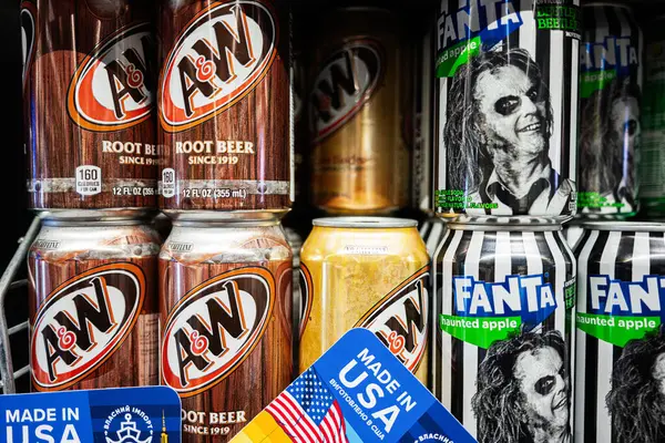 Lviv, Ukrayna - 25 Mart 2025: A & W kök birası ve Fanta da dahil olmak üzere çeşitli içecek kutuları.