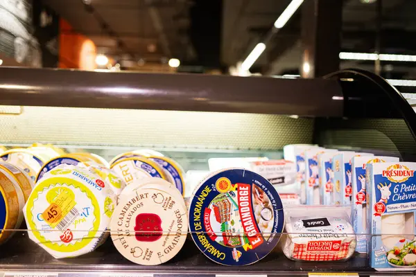 Lviv, Ukrayna - 25 Mart 2025: Dondurulmuş bir market koridorunda sergilenen Fransız peynir ürünlerinin çeşitliliği