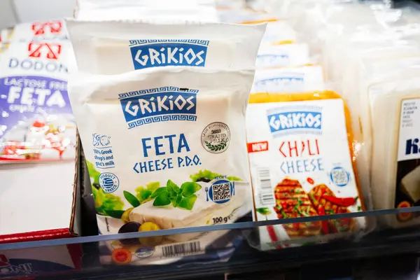 Lviv, Ukrayna - 25 Mart 2025: Grikios Feta ve Chili Peyniri bir marketin soğutulmuş bölümünde sergilendi.