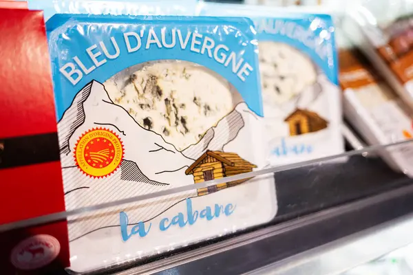 Lviv, Ukrayna - 25 Mart 2025: Dağdan esinlenilmiş tasarım elementlerinin yer aldığı Bleu d 'Auvergne peynir ambalajının yakın çekimi.