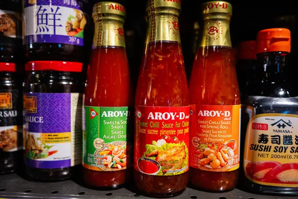 Lviv, Ukrayna - 25 Mart 2025: Parlak ışık altında bir süpermarket rafında sergilenen Aroy-D sosları