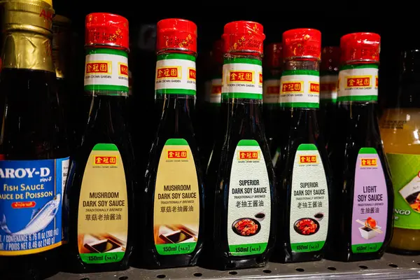 Lviv, Ukrayna - 25 Mart 2025: Muhtelif Altın Taç Bahçesi soya sosları süpermarket raflarında sergilendi