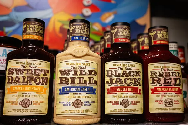 Lviv, Ukrayna - 25 Mart 2025: Çeşitli Remia BBBQ sosları canlı ve canlı bir ortamda sergilendi.