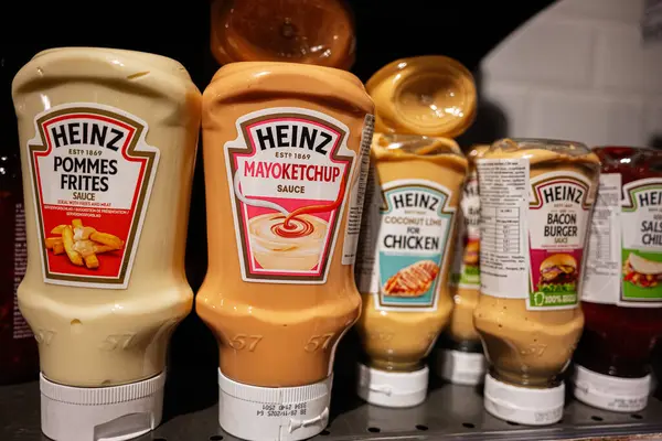 Lviv, Ukrayna - 25 Mart 2025: Çeşitli Heinz sos şişeleri çeşitli mutfak eşleşmeleri ve yiyecekler için lezzetler sergiliyor