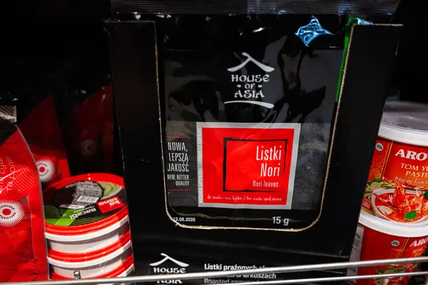 Lviv, Ukrayna - 25 Mart 2025: Asya Hanedanı 'nın yakın çekimi Nori yaprakları bir mağaza koridorunda sergilenmektedir.