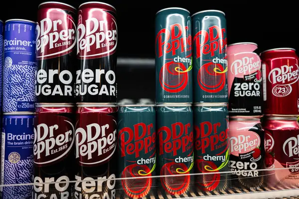 Lviv, Ukrayna - 25 Mart 2025: Farklı aromalar ve ambalaj çeşitleri içeren çeşitli Dr Pepper içecekleri.