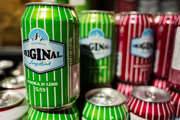Lviv, Ukrayna - 25 Mart 2025: Hartwall 'ın Koleksiyonu Orijinal içecekler, votka ve limon aromalı, düzgünce düzenlenmiş.