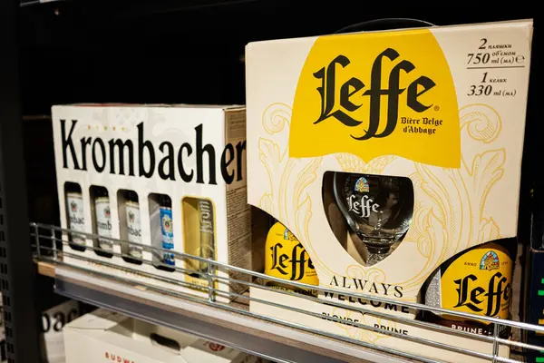 Lviv, Ukrayna - 25 Mart 2025: Krombacher ve Leffe de dahil olmak üzere çeşitli bira markaları perakende ambalajında sergilendi