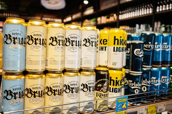 Lviv, Ukrayna - 25 Mart 2025: Çeşitli bira markaları ve tatlar bir mağazada güzelce yerleştirilmiş