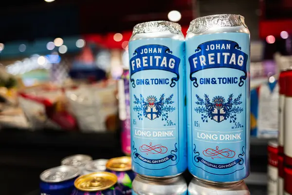 Lviv, Ukrayna - 25 Mart 2025: Johan Freitag Cin ve Tonik 'in perakende satış kutularındaki odaklı görünümü