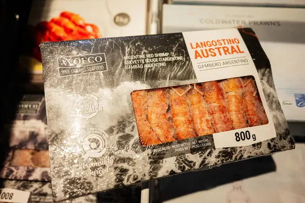 Lviv, Ukrayna - 25 Mart 2025: WOFCO Arjantin Arjantin Kırmızı Karides ambalajının yakın plan çekimleri.