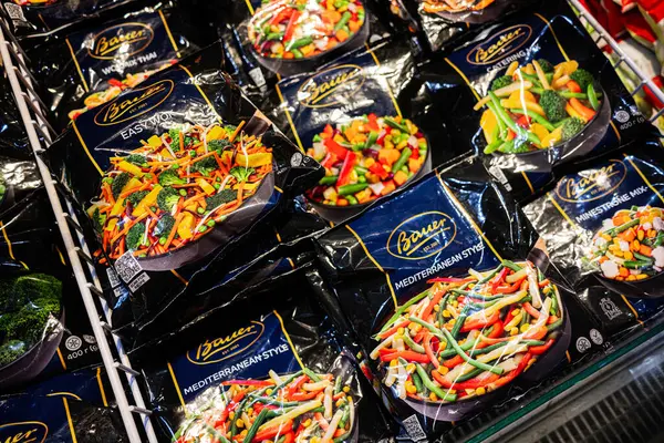 Lviv, Ukrayna - 25 Mart 2025: Bauer dondurulmuş sebze paketleri bir süpermarkette sergilenmekte, Akdeniz ve Asya karışımları sergilenmektedir.