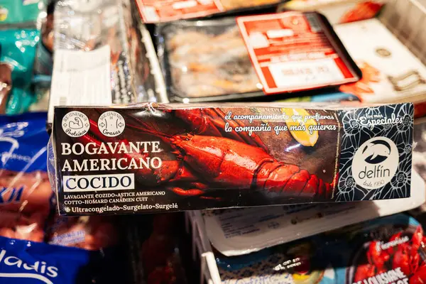 Lviv, Ukrayna - 25 Mart 2025: Bir marketin dondurucu bölümünde pişirilmiş Amerikan ıstakozu sergileniyor.