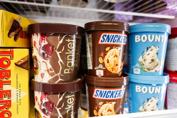 Lviv, Ukrayna - 25 Mart 2025: Bir dükkanda Snickers and Bounty markalarının dondurma kapları seçimi.