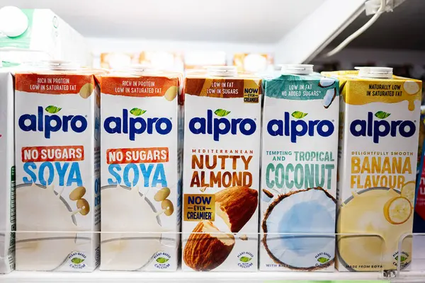 Lviv, Ukrayna - 25 Mart 2025: Raflarda çeşitli aromalı Alpro ürünlerinin yer aldığı bitki bazlı süt seçenekleri