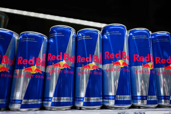 Lviv, Ukrayna - 25 Mart 2025: Bir perakende mağazasında raflarda çoklu Red Bull enerji içeceği kutuları sergileniyor.