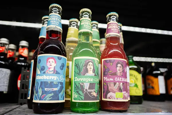 Lviv, Ukrayna - 25 Mart 2025: Wostok içkileri bir mağaza ortamında resimli etiketler ve çeşitli tatlarla sergilenmektedir