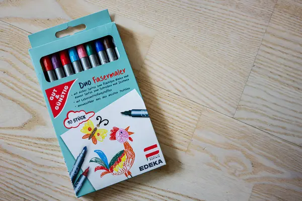 Lviv, Ukrayna - 25 Mart 2025: Edeka Gut Gunstig ikilisi fiber kalemler renkli sanat eserleri ve logoyla gösterildi.