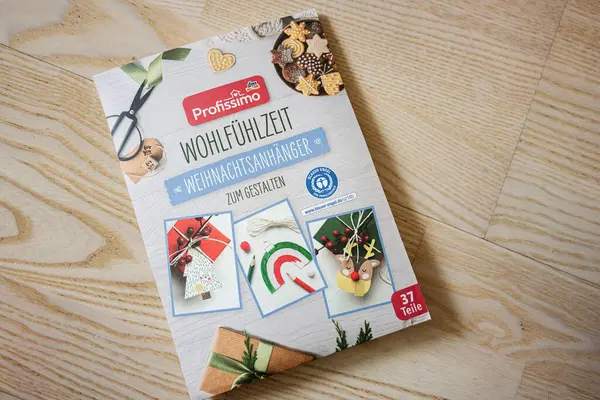 Lviv, Ukrayna - 25 Mart 2025: Kişisel Noel süslemeleri ve hediyeler yaratmak için Profissimo aracı.