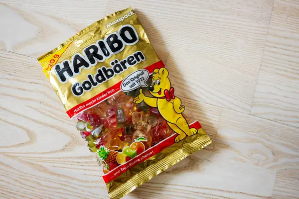 Lviv, Ukrayna - 25 Mart 2025: Açık ahşap zeminde yatan Haribo Goldbaren jelibonlu ayılar.