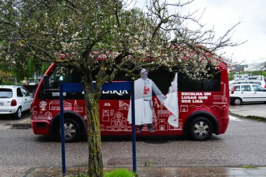 Fatima, Portekiz - 24 Mart 2025: Portekiz 'in Fatima kentindeki kırmızı turist otobüsü