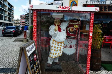 Fatima, Portekiz - 24 Mart 2025: Sagres adlı bir restoranın şehir bölgesinde yerel Fatima mutfağını tanıtması