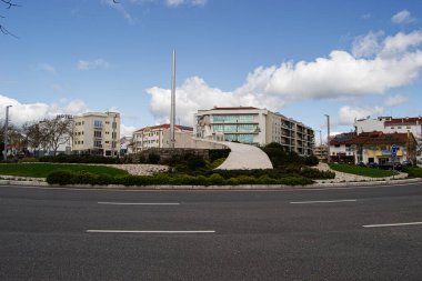 Fatima, Portekiz - 24 Mart 2025: Fatima, Portekiz 'de binalar, manzaralar ve anıtlarla çevrili dolambaçlı manzara.