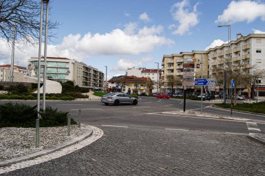 Fatima, Portekiz - 24 Mart 2025: Fatima, Portekiz 'de şehir manzarası, başka bir günlük sokak manzarası.