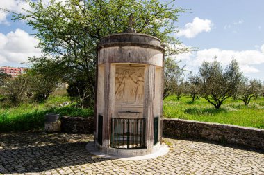 Fatima, Portekiz - 24 Mart 2025: Fatima 'daki güzel küçük taş mabet ve canlı yeşil çevre. Haç İstasyonları, İkinci İstasyon.