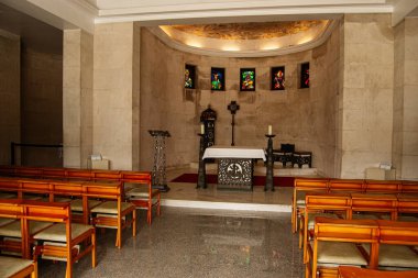 Fatima, Portekiz - 24 Mart 2025: Portekiz Fatima, Portekiz 'de ahşap sandalyeler, sunaklar ve vitray kaplamalı kilisenin içi.