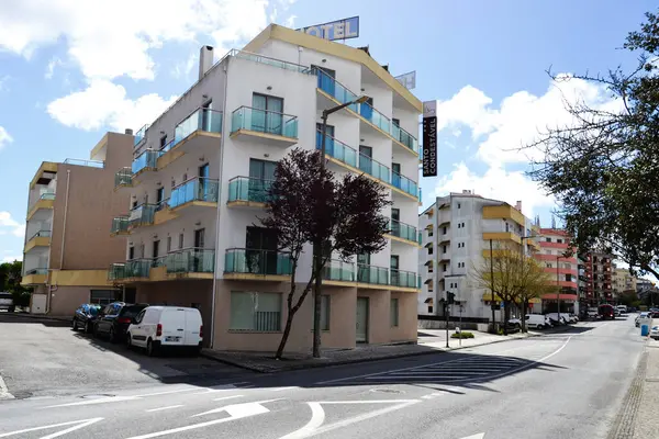 Fatima, Portekiz - 24 Mart 2025: Güneşli bir günde Portekiz 'in Fatima kentinde Santo Condestavel adlı çok katlı bir otelin şehir manzarası