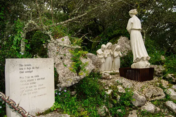 Fatima, Portekiz - 24 Mart 2025: Portekiz 'in Fatima kentindeki huzurlu bir açık hava ortamında taş heykeller.