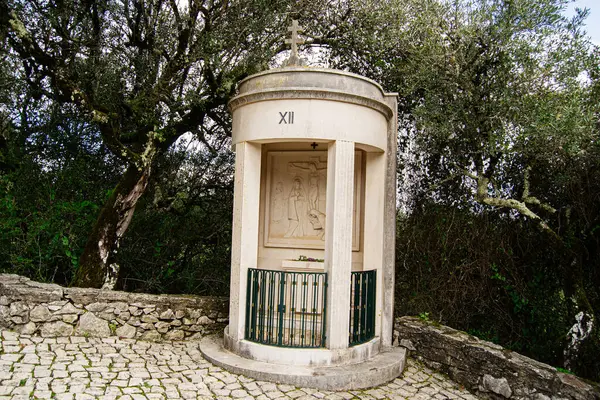 Fatima, Portekiz - 24 Mart 2025: Portekiz 'in Fatima kentindeki doğal manzaranın ortasında dini sanatın yer aldığı güzel küçük bir şapel. Haç İstasyonları, 12. İstasyon.