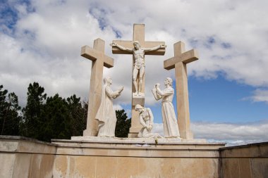 Fatima, Portekiz - 24 Mart 2025: Portekiz 'in Fatima kentinde gün ışığında dini bir bağlılığı resmeden heykeller. Yüce İsa.