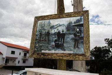 Fatima, Portekiz - 24 Mart 2025: Portekiz 'in Fatima kenti yakınlarındaki Aljustrel köyündeki yaşamı gösteren çerçeveli tarihi bir fotoğraf.
