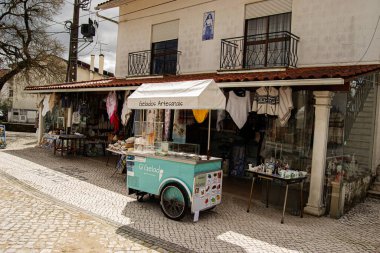 Fatima, Portekiz - 24 Mart 2025: Portekiz Fatima, Portekiz 'de geleneksel el sanatları ve gelato arabası ile zanaatkar dükkanı.